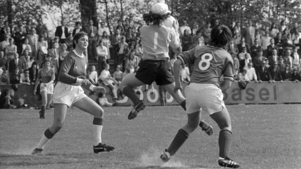 Eine Spielszene aus dem ersten offiziellen Frauen-Länderspiel der Schweiz gegen Frankreich, in Basel am 7. Mai 1972