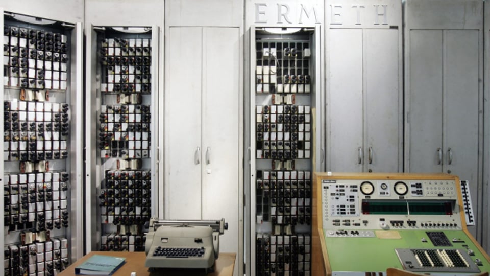 Die ERMETH, der erste Schweizer Computer, steht heute im Museum für Kommunikation in Bern.