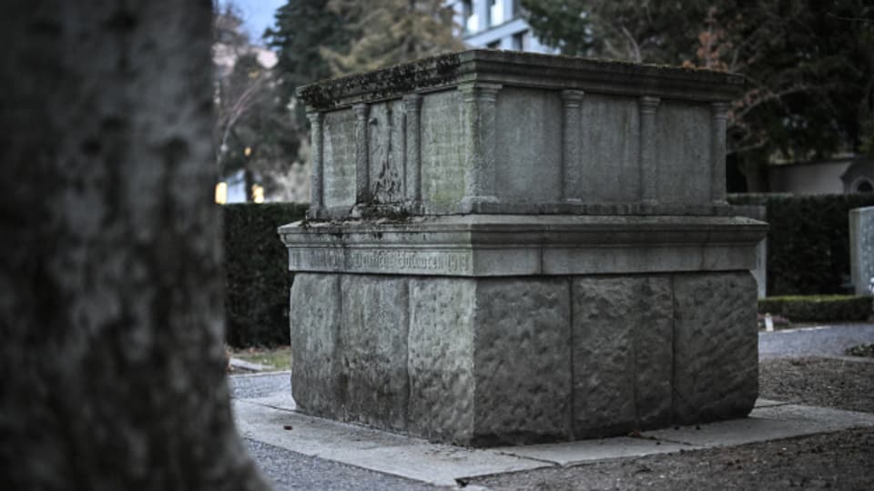 Das nationalsozialistische Denkmal im Churer Friedhof Daleu soll bald eine umstrittene Informationstafel erhalten.