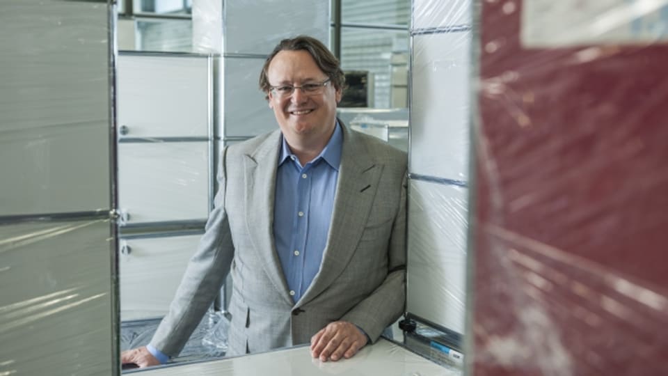 Alexander Schärer, Geschäftsführer von USM, steht zwischen fertig montierten USM Haller Möbeln