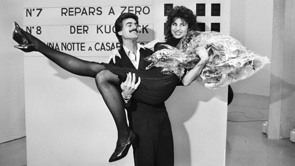 Musiker und Entertainer Pino Gasparini und Marriella Farre feiern im Februar 1985 ihren Sieg bei der Schweizer Ausscheidung vom Concours Eurovision de la Chanson. In der Sendun zur Einstimmung auf den Eurovision Song Contest ist Marriella Farre mit dem Titel «Io cosi non ci sto» zu hören.