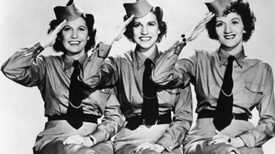 Berühmte Aufnahme der Andrews Sisters in Uniform (1942).