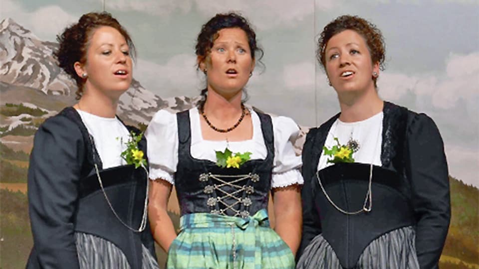 Im Terzett ChriMaFrä singen Christa, Marita und Fränzi (v.l.n.r.). Vor ihrem Auftritt bei «Alpenrose 2013» sind sie in der Einstimmungssendung zur Show kurz zu Gast bei Joël Gilgen.
