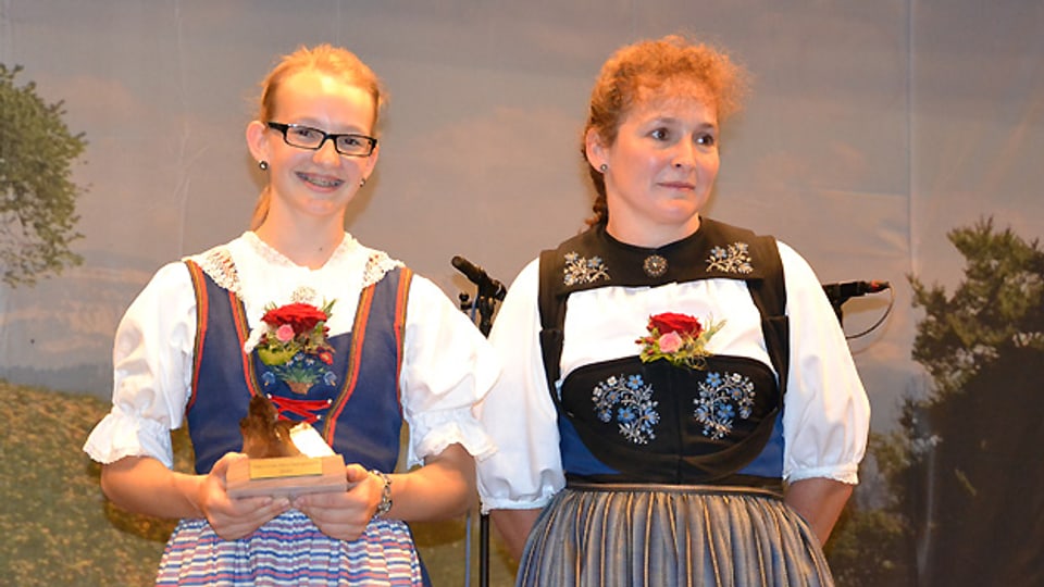 Wettbewerbssiegerin «Folklorenachwuchs 2013»: Die 14-jährige Arlette Wismer. Doris Erdin hat die junge Jodlerin bei ihrem Auftritt auf der Handorgel begleitet.