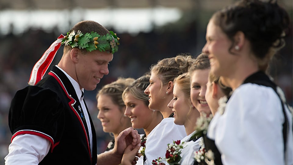Matthias Sempach freut sich mit den Ehrendamen über den Königstitel am Eidg. Schwing- und Älplerfest 2013.