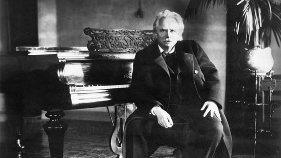 Der norwegische Komponist Edvard Grieg (1843-1907) vor seinem Flügel, undatierte Aufnahme.