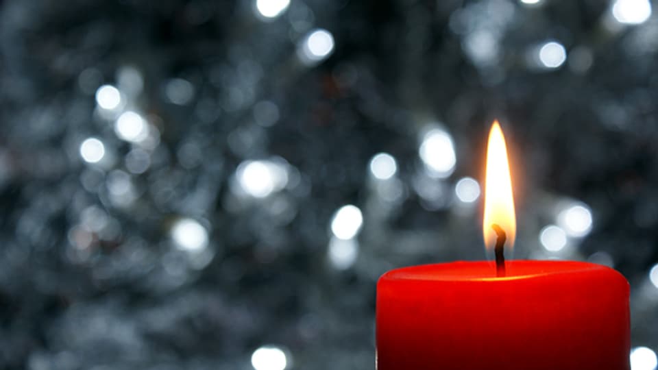 Kerzenschein erhellt die Gemüter zur Adventszeit.