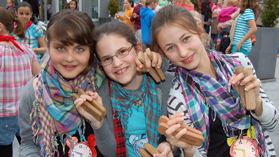 Diese drei Mädchen haben offensichtlich viel Spass am «Priis-Chlefele» 2012.