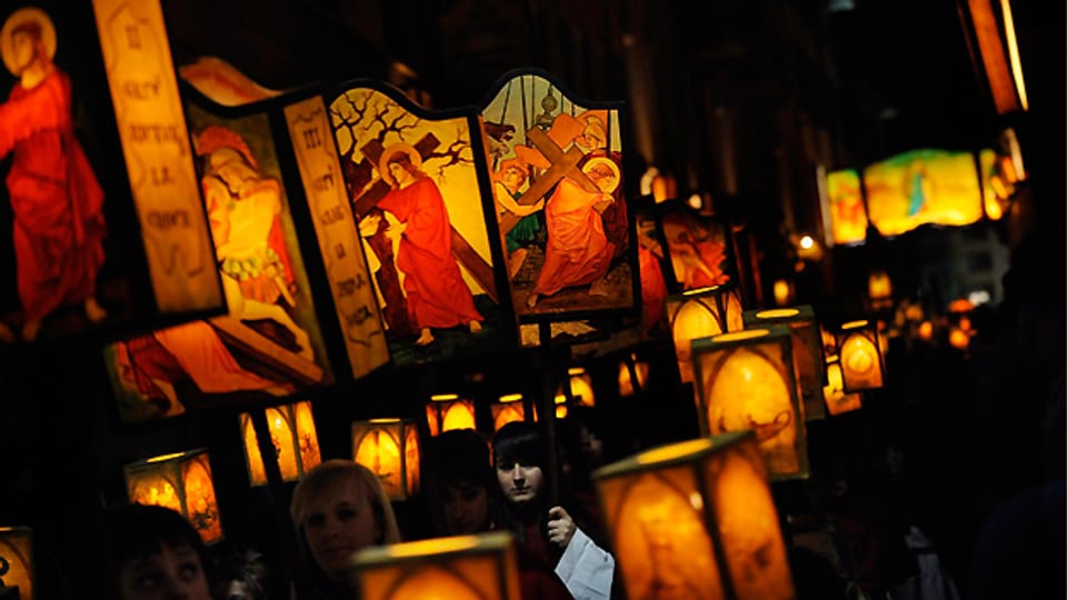 Beim Umzug im Rahmen der Osterprozession in Mendrisio tragen die Teilnehmer mit biblischen Motiven geschmückte Lampen mit sich.