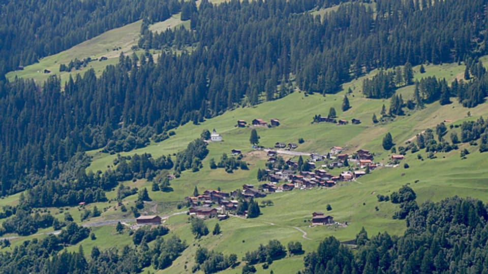 Mutten ist eine Walsersiedlung umrahmt von rätoromanisch geprägten Gemeinden im Kanton Graubünden.