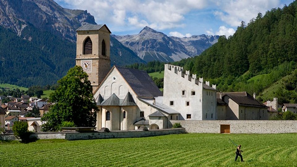 Das Kloster St. Johann in Müstair mit dem Plantaturm (rechts) und der Klosterkirche. Das Benediktinerkloster mit der Kirche aus dem 8. Jahrhundert steht seit 1983 auf der Liste der UNESCO-Welterbestaetten.