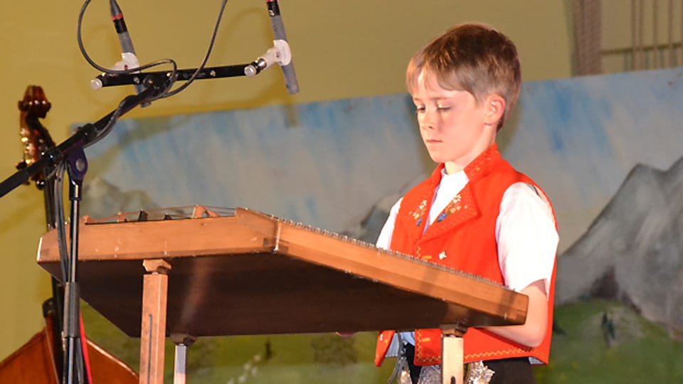 Hackbrettspieler Joshua Broger zeigt sein Können beim Wettbewerb «Folklorenachwuchs 2013».