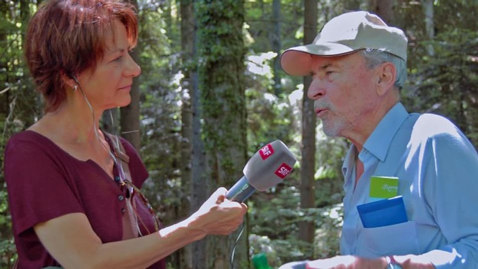 Ein Interview im schattigen Wald. Susanne Sturzenegger, Schabelweid-Redaktorin im Gespräch mit Peter Eggenberger