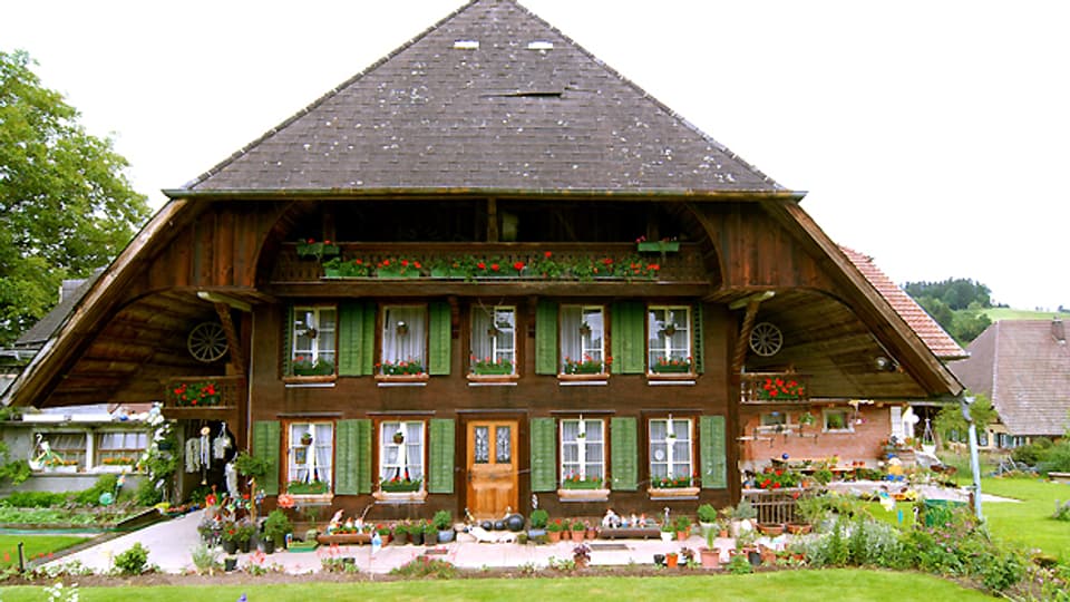 Typisches Haus im Emmental. Neben dem Hauptgebäude findet sich in der Regel das «Stöckli» als Altersresidenz für Bauer und Bäuerin im Ruhestand.