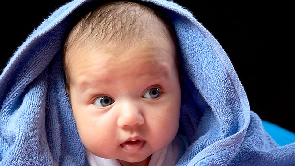 Die Augen von Babies enthalten noch sehr wenig Melanin, die für die Farbe notwendigen Pigmente.