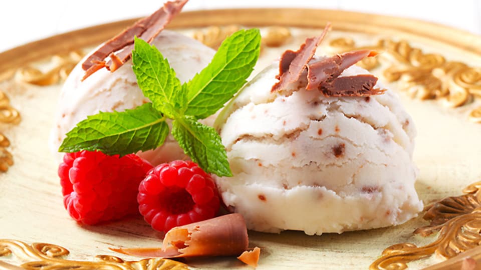 Für die Stracciatella-Glacé wird Schokolade «zerrupft», was dem Namen dieser Glacé-Sorte erklärt.