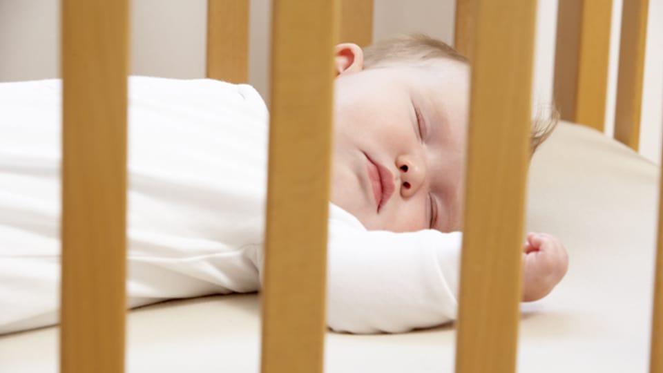 Ein Gitterbett ist sinnvoll bei kleinen Kindern, damit sie nicht aus dem Bett fallen.