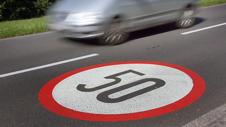 Die allgemeine Verkehrsregelverordnung schreibt zum Beispiel innerorts Tempo 50 vor.