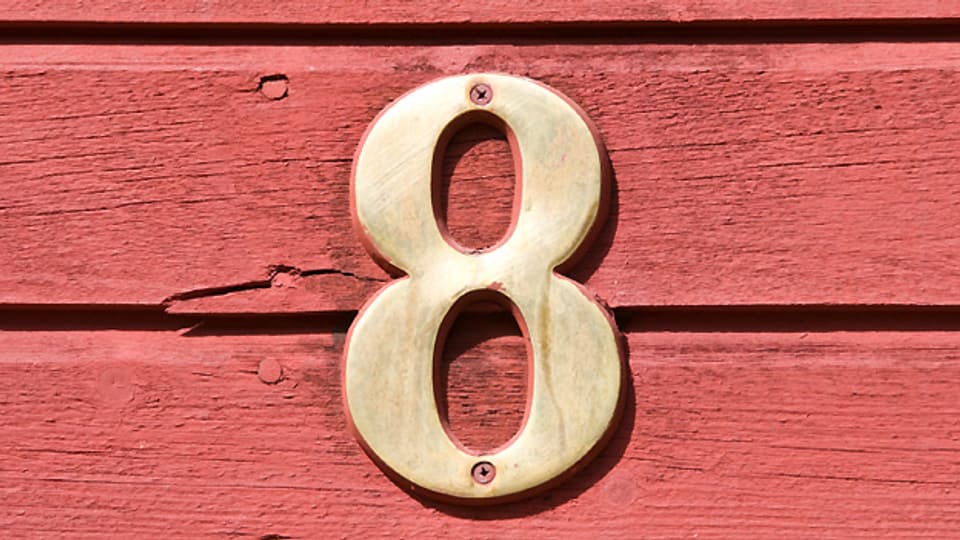 Zahl Acht als Hausnummer.