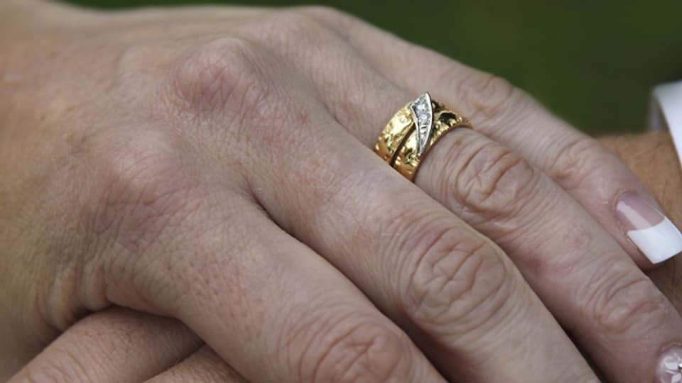Der Ehering gilt als Symbol der Treue.