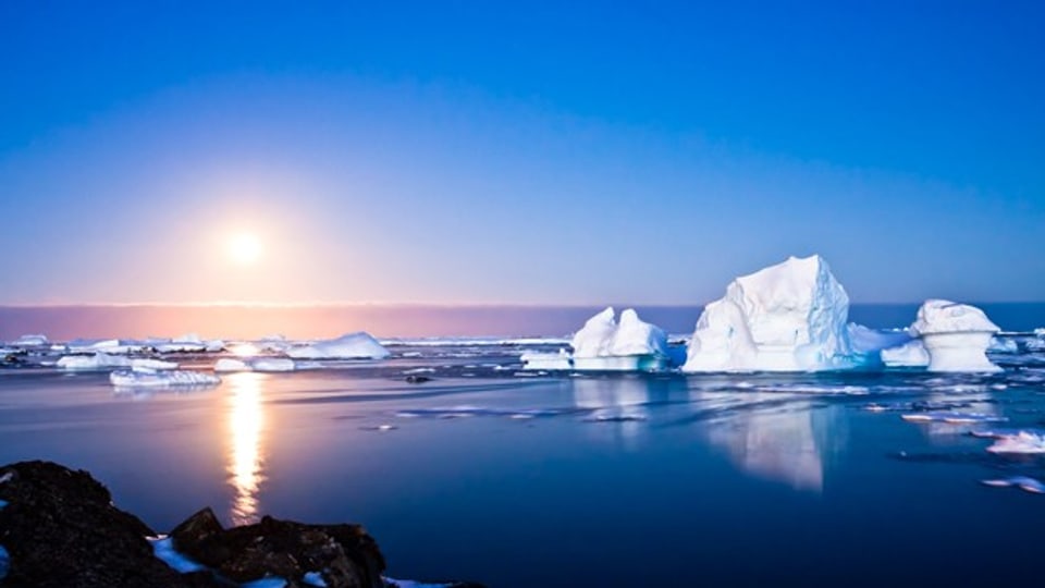 Eisberge stellen eine Gefahr für die Schifffahrt dar und werden durch Satelliten und Flugzeuge überwacht.
