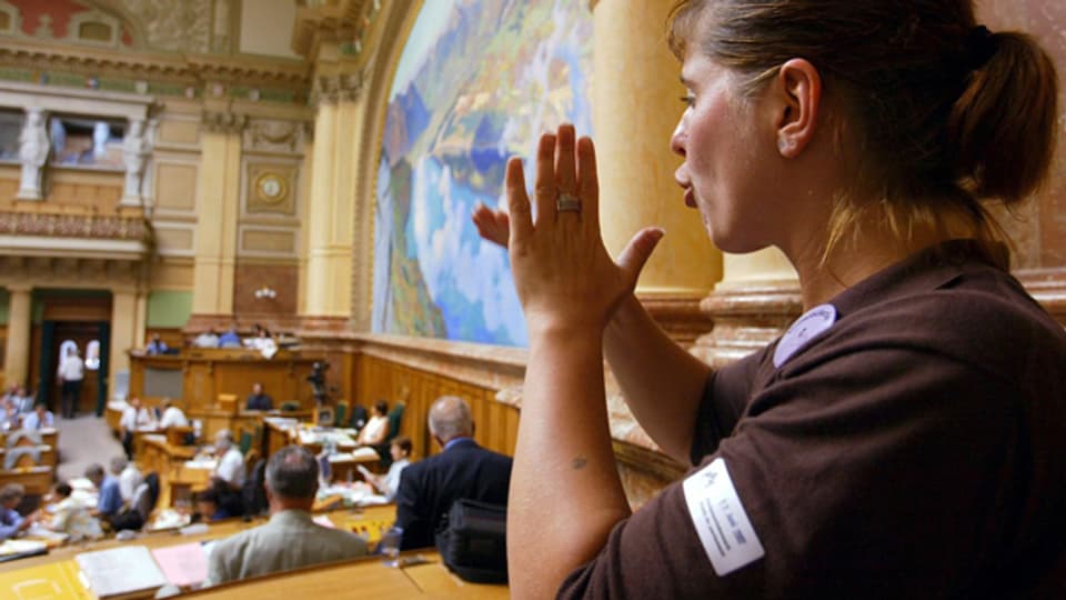 Gebärdensprache im Nationalrat: 2002 übersetzt Lilly Kahler ein Votum in der Debatte um die Initiave «Gleiche Rechte für Behinderte» in die Gebärdensprache.