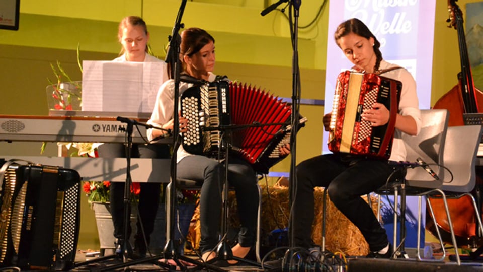 Trio Esther, Rafaela und Liliane beim Nationalen Final des Wettbewerbs «Folklorenachwuchs 2013».