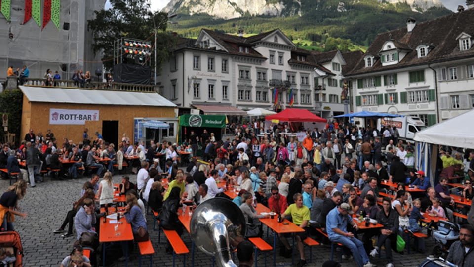 Schon nachmittags ist der Hauptplatz in Schwyz gut gefüllt mit Fans von «Jazz meets Folklore». (2011)