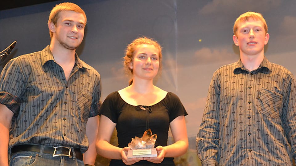 Das Trio «Dreierlei» aus dem Kanton Baselland gewinnt den «Folklorenachwuchs»-Wettbewerb in der Kategorie Instrumentale Volksmusik.