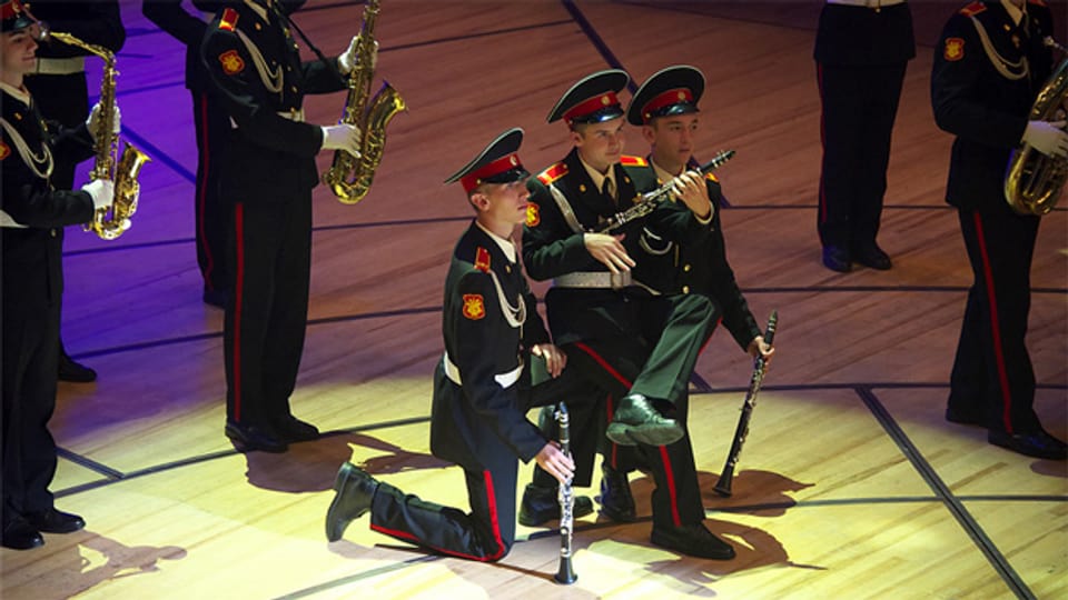 Das Orchester der Suworos Militärakademie Moskau spielt auf dem Europaplatz vor dem KKL auf.