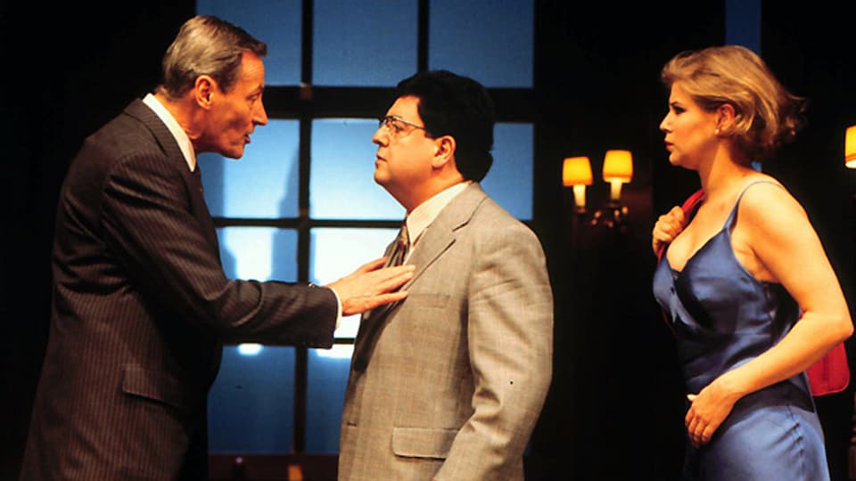 Peter Arens (links) als Richard Willey, Siegrfried Gressi als George Pidgen und Katharina von Bock als Jane Worthington in Ray Cooneys Boulevard-Farce «Ausser Kontrolle» 1996 am Züricher Schauspielhaus.