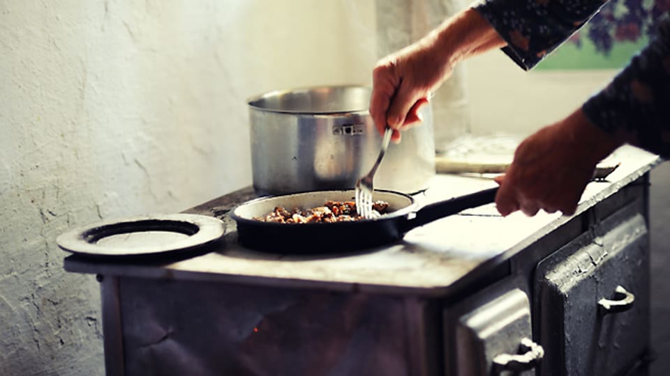 Die Lehrtöchter der Haushaltungsschule Zürich lernten unter anderem auf dem Holzkohleherd zu kochen.