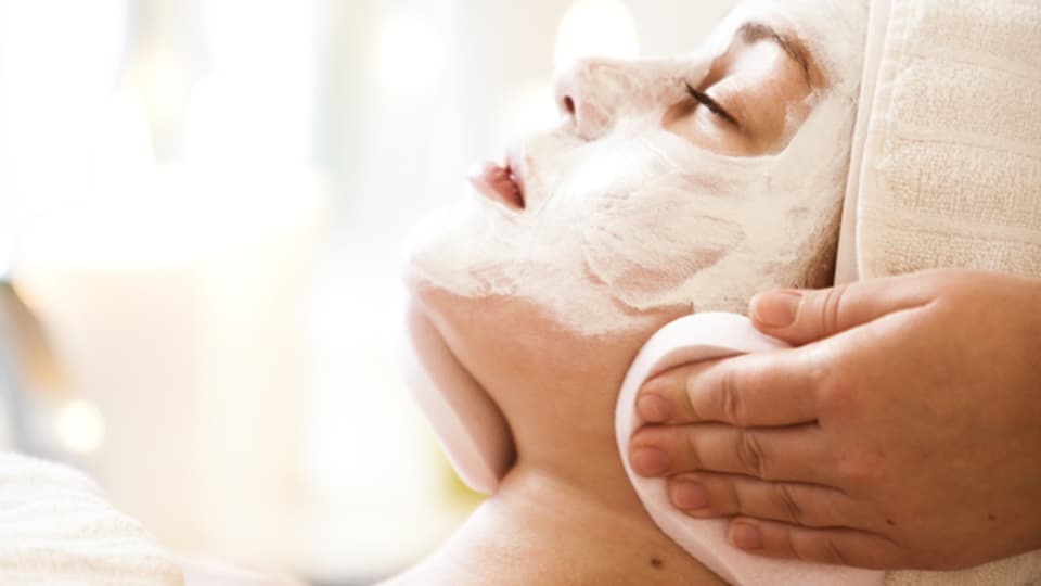 Crèmes und Gesichtsmasken wirken zwar entspannend, gegen die Hautalterung können sie aber nichts ausrichten.