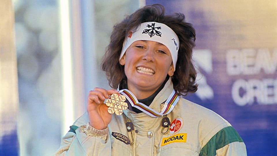 Abfahrtsweltmeisterin Maria Walliser mit ihrer Goldmedaille. Aufgenommen im Februar 1989 in Vail-Beaver Creek.