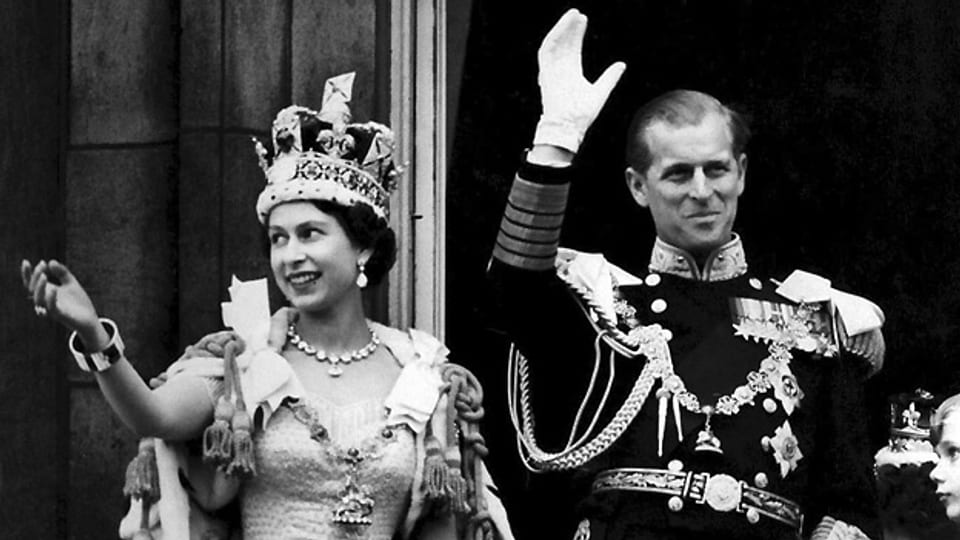 Nach ihrer Krönung am 2. Juni 1953 zeigt sich Elisabeth II zusammen mit ihrem Ehemann Philip Mountbatten, Herzog von Edinburgh, auf dem Balkon des Buckingham Palasts.