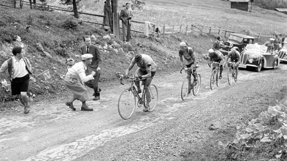 An der Tour de Suisse 1948: Die Radfahrer werden auf der steilen Passstrasse von den Zuschauern angefeuert.