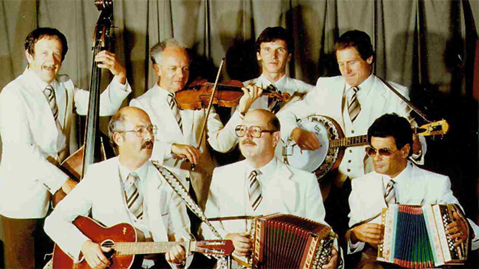 Cabaret Rotstift 1981 mit dem Programm «Tschuldigung». Stehend: Walter Dütsch, Viktor Lerch, Thomas Brechbühl, Jürg Randegger (v.l.n.r.). Sitzend: Heinz Lüthi, Werner von Aesch, Ernst Pantet (v.l.n.r.).