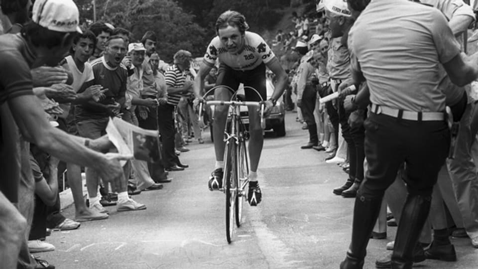 Beat Breu wird am 17. Juni 1981 bei der 7. Etappe der Tour de Suisse beim Bergzeitfahren von Lugano auf den Monte Bre von Zuschauern angefeuert.
