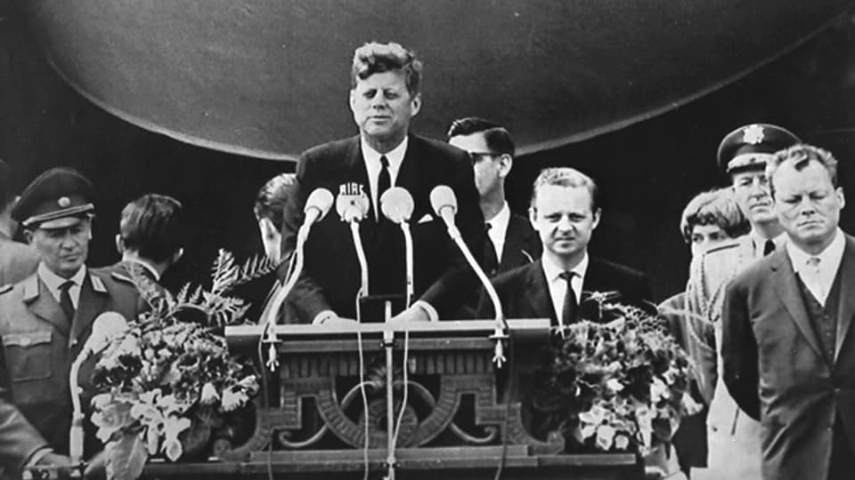 Der frühere amerikanische Präsident John F. Kennedy am 26. Juni 1963 während seiner berühmten Rede vor dem Rathaus Schöneberg in West-Berlin.