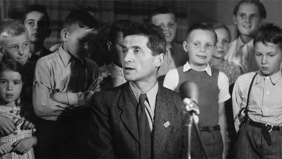 Carl Stemmler 1951 mit Buben und Mädchen während der Sendung «Kind und Tier»