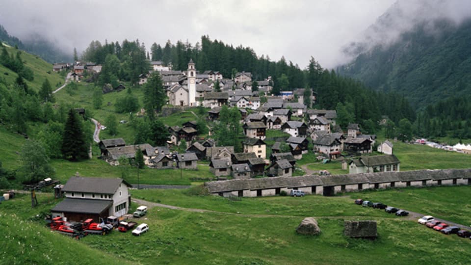 Das Walserdorf Bosco Gurin auf 1503 Metern Hoehe ist das hoechstgelegene Dorf im Kanton Tessin.