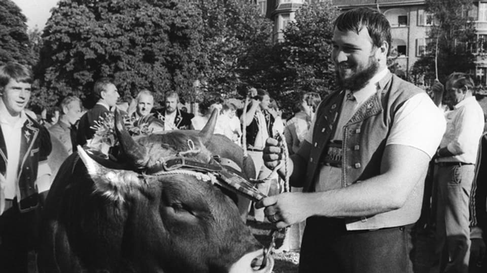 Ernst Schläpfer posiert als Schwingerkönig mit dem jungen Stier «Gregor», seinem Siegerpreis am Eidg. Schwingfest 1980 in St. Gallen.