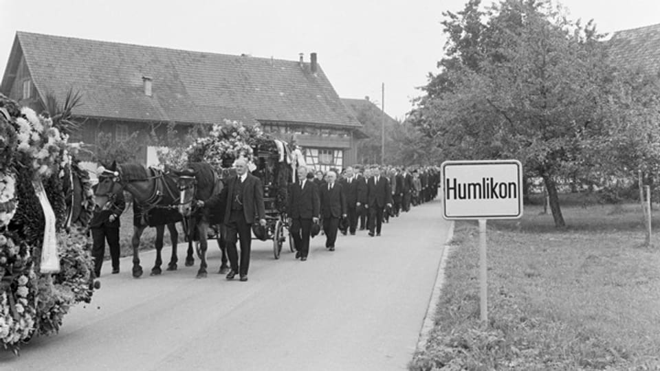 Am 9. September 1963 bewegt sich der Trauerzug mit den Opfern der Flugzeugkatastrophe von Humlikon zum Trauergottesdienst in Andelfingen.