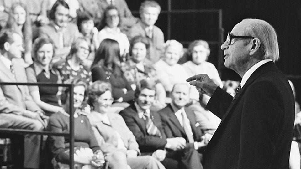 Der deutsche Fernsehmoderator und Journalist Robert Lembke moderiert am 5. September 1974 in Zürich seine beliebte Rateshow «Was bin ich?».