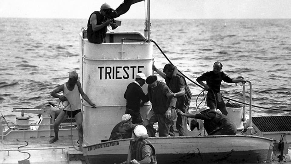 Professor Auguste Piccard und sein Sohn Jacques haben am 30. September 1953 mit ihrem Tiefseetauchgerät «Trieste» mit 3150 Meter Tiefe einen neuen Tauchrekord aufgestellt.