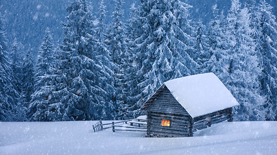 Gemütlich zu Hause sitzen während es draussen schneit.