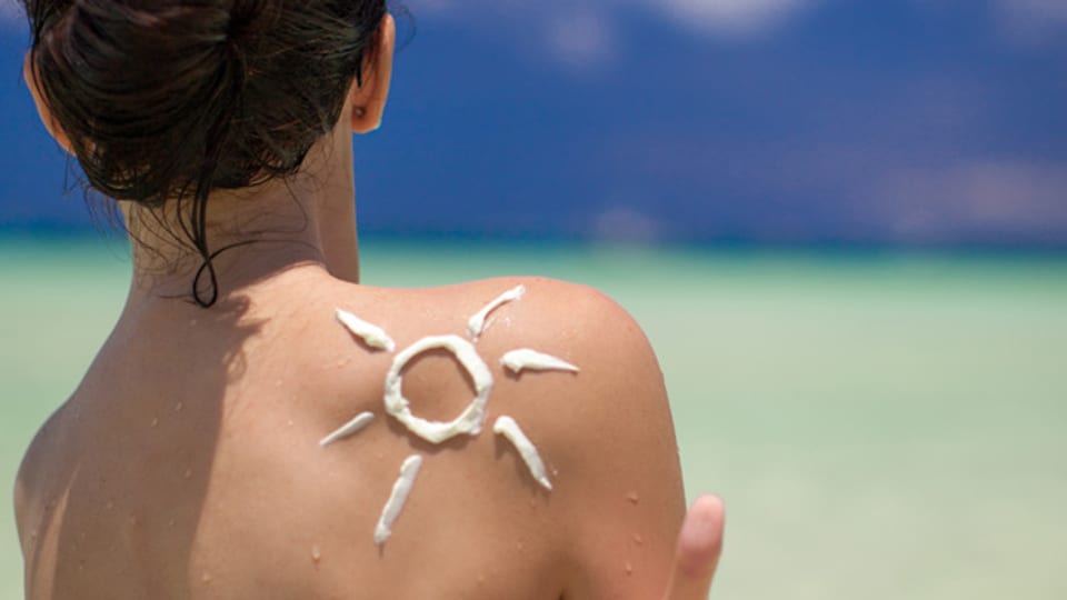 Auch an nicht gut erreichbaren Stellen ist Sonnenschutz wichtig. Mit ein paar praktischen Hilfsmitteln kann man den Rücken selber optimal einreiben.