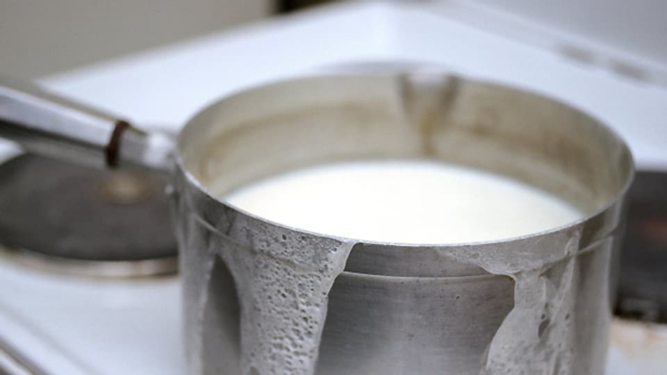 Mit entsprechenden Hilfsmittel oder durch gute Beobachtung lässt sich das Überkochen der Milch vermeiden.