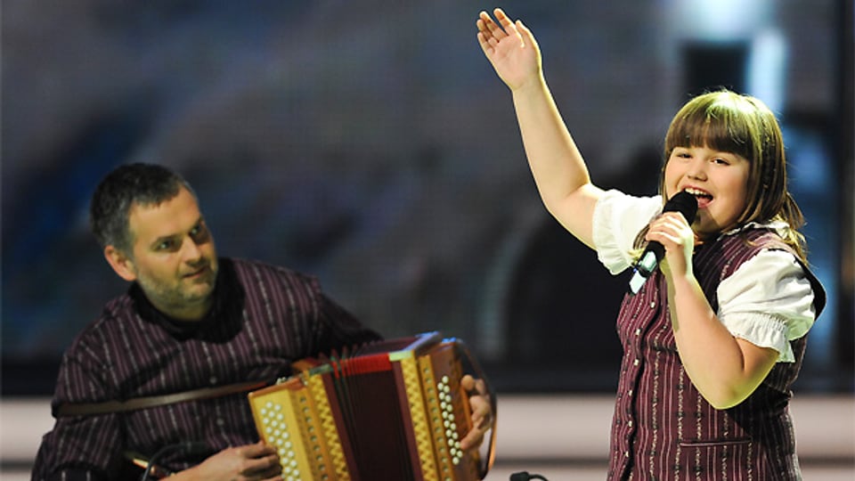 «Alperöösli»-Siegerin Chantal Häni bei ihrem Auftritt in der Show, begleitet von ihrem Vater am Schwyzerörgeli.