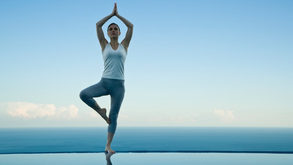 «Der Baum» heisst diese Yoga-Übung zur Unterstützung des Gleichgewichts.